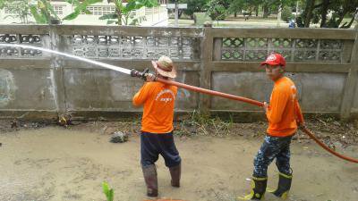งานป้องกันฯ บริการล้างรั้ววันหลุมเงิน หมู่ 5