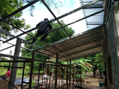 ตรวจความคืบหน้าสร้างบ้านคนพิการ ม.2