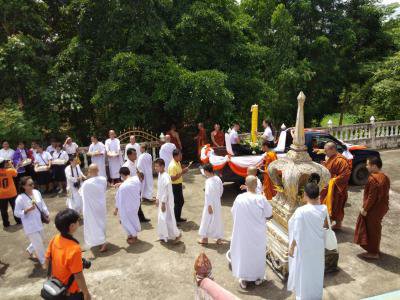 แห่เทียนเข้าพรรษาฯ