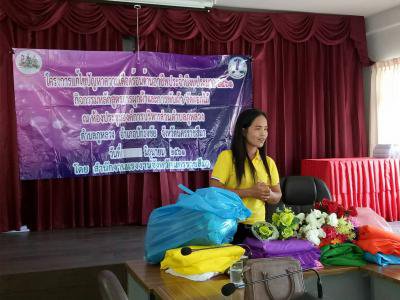 จัดอบรมอาชีพให้แก่ประชาชน (การผูกผ้า)