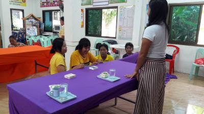 จัดอบรมอาชีพให้แก่ประชาชน (การผูกผ้า)