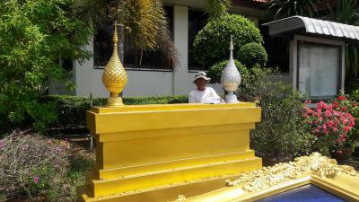 กองช่าง ติดตั้งฐานพระบรมรูปรัชการที่ 10