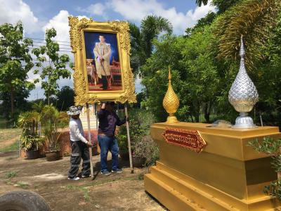 กองช่าง ติดตั้งฐานพระบรมรูปรัชการที่ 10