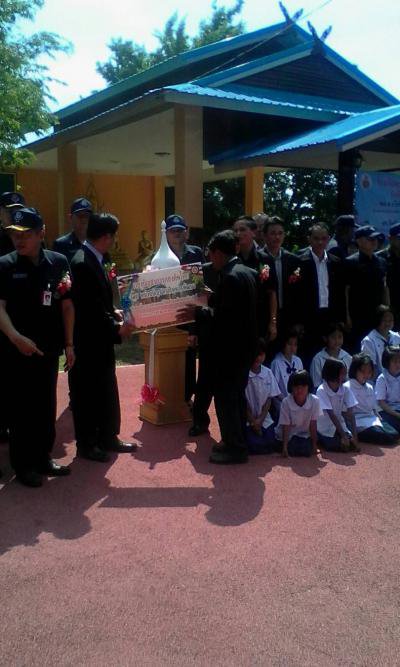 นายกฯ ร่วมพิธีมอบลานเอนกประสงค์โรงเรียนบ้านหลุมเงิน