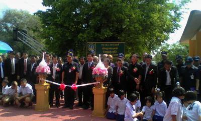 นายกฯ ร่วมพิธีมอบลานเอนกประสงค์โรงเรียนบ้านหลุมเงิน