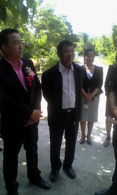 นายกฯ ร่วมพิธีมอบลานเอนกประสงค์โรงเรียนบ้านหลุมเงิน