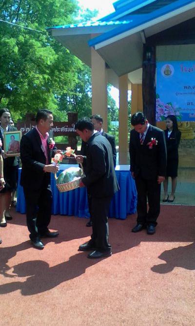 นายกฯ ร่วมพิธีมอบลานเอนกประสงค์โรงเรียนบ้านหลุมเงิน