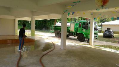 งานป้องกันฯ ล้างถนนและตัดต้นไม้โรงเรียนบ้านหลุมเงิน