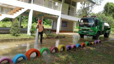 งานป้องกันฯ ล้างถนนและตัดต้นไม้โรงเรียนบ้านหลุมเงิน