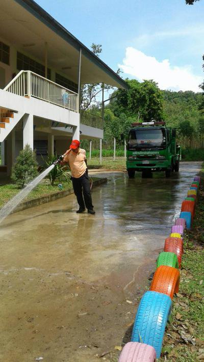 งานป้องกันฯ ล้างถนนและตัดต้นไม้โรงเรียนบ้านหลุมเงิน