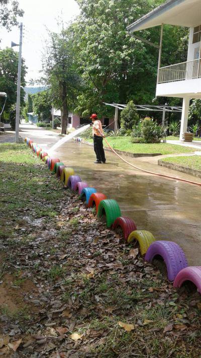 งานป้องกันฯ ล้างถนนและตัดต้นไม้โรงเรียนบ้านหลุมเงิน