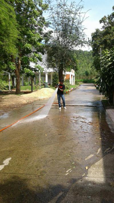งานป้องกันฯ ล้างถนนและตัดต้นไม้โรงเรียนบ้านหลุมเงิน