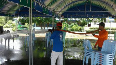 งานป้องกันฯ ล้างถนนและตัดต้นไม้โรงเรียนบ้านหลุมเงิน