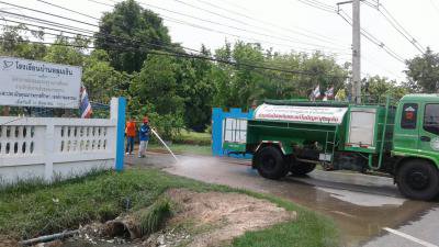งานป้องกันฯ ล้างถนนและตัดต้นไม้โรงเรียนบ้านหลุมเงิน