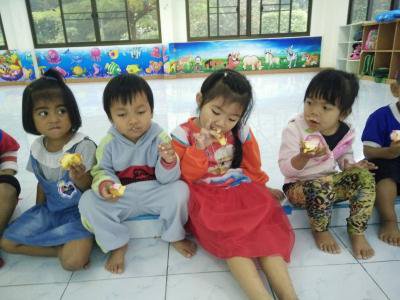 มอบขนมปีใหม่ให้แก่เด็กเล็ก