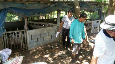 อบต.ภูหลวง ออกตรวจสอบเรื่องร้องเรียน (กลิ่นเหม็นสุกร)