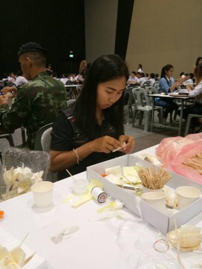 ร่วมเป็นจิตอาสาทำดอกไม้จันทน์ฯ