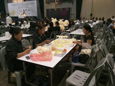 ร่วมเป็นจิตอาสาทำดอกไม้จันทน์ฯ
