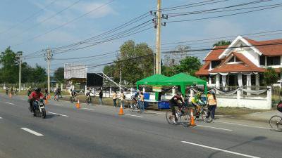 แจกน้ำดื่มให้กลุ่มนักปั่นจักรยานฯ