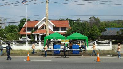 แจกน้ำดื่มให้กลุ่มนักปั่นจักรยานฯ