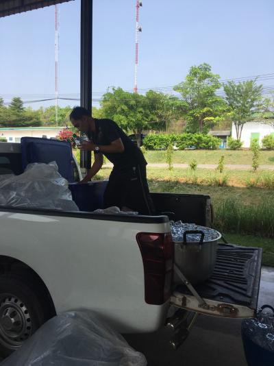 อบต.ภูหลวง เตรียมน้ำดื่มสำหรับกิจกรรมวิ่งคบไฟ