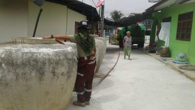 งานป้องกันฯ ส่งน้ำให้แก่ชาวบ้านที่เดือดร้อน