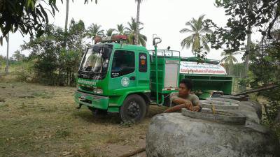 งานป้องกันฯ ส่งน้ำให้แก่ชาวบ้านที่เดือดร้อน