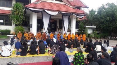 อบต.ภูหลวงจัดกิจกรรมทำบุญตักบาตร เนื่องในวันคล้ายวันพระราชสมภพฯ