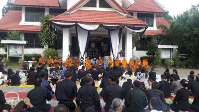 อบต.ภูหลวงจัดกิจกรรมทำบุญตักบาตร เนื่องในวันคล้ายวันพระราชสมภพฯ