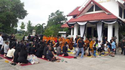 อบต.ภูหลวงจัดกิจกรรมทำบุญตักบาตร เนื่องในวันคล้ายวันพระราชสมภพฯ