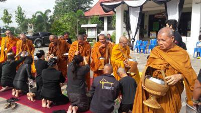 อบต.ภูหลวงจัดกิจกรรมทำบุญตักบาตร เนื่องในวันคล้ายวันพระราชสมภพฯ