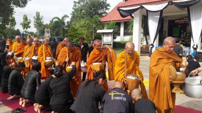 อบต.ภูหลวงจัดกิจกรรมทำบุญตักบาตร เนื่องในวันคล้ายวันพระราชสมภพฯ