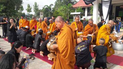 อบต.ภูหลวงจัดกิจกรรมทำบุญตักบาตร เนื่องในวันคล้ายวันพระราชสมภพฯ