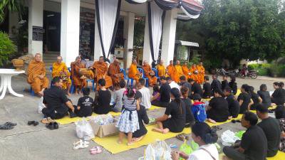 อบต.ภูหลวงจัดกิจกรรมทำบุญตักบาตร เนื่องในวันคล้ายวันพระราชสมภพฯ