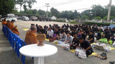 อบต.ภูหลวงจัดกิจกรรมทำบุญตักบาตร เนื่องในวันคล้ายวันพระราชสมภพฯ