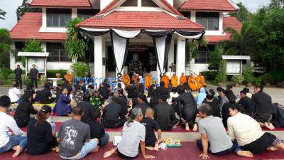 อบต.ภูหลวงจัดกิจกรรมทำบุญตักบาตร เนื่องในวันคล้ายวันพระราชสมภพฯ
