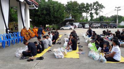 อบต.ภูหลวงจัดกิจกรรมทำบุญตักบาตร เนื่องในวันคล้ายวันพระราชสมภพฯ