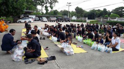 อบต.ภูหลวงจัดกิจกรรมทำบุญตักบาตร เนื่องในวันคล้ายวันพระราชสมภพฯ