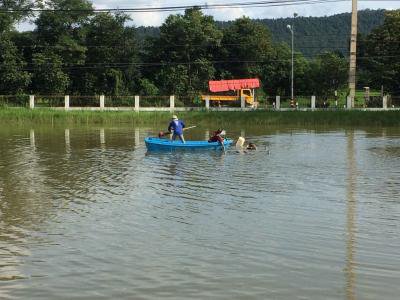 กองการศึกษาฯ ร่วมกับกองช่าง จัดสถานที่งานลอยกระทง
