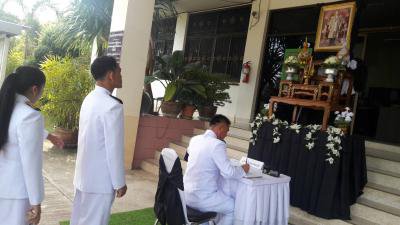 ร่วมลงนามถวายความอาลัยฯ