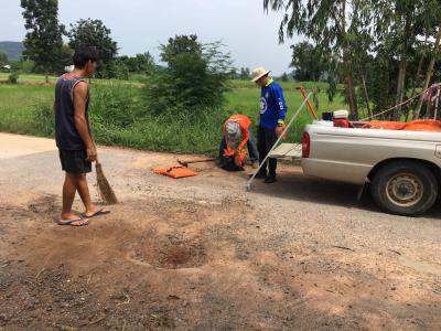 กองช่าง อบต.ภูหลวง ออกซ่อมบำรุงถนนในเขตตำบลภูหลวง
