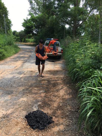 กองช่าง อบต.ภูหลวง ออกซ่อมบำรุงถนนในเขตตำบลภูหลวง