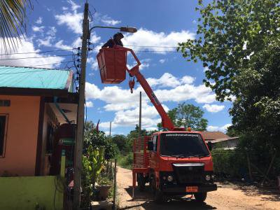 กองช่างออกซ่อมแซมไฟฟ้าในหมู่บ้านฯ