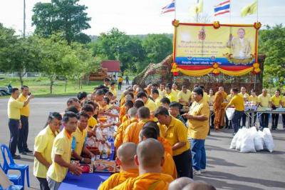 คณะผู้บริหาร ร่วมตักบาตร เนื่องในโอกาสมหามงคลฯ