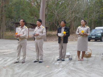 คณะผู้บริหาร สมาชิกสภา อบต.ภูหลวง ทำบุญตักบาตรงานปริวาสกรรม ที่ วัดปอแดง  ต.ภูหลวง  อ.ปักธงชัย  จ.นครราชสีมา
