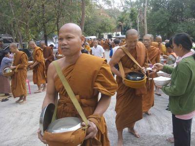 คณะผู้บริหาร สมาชิกสภา อบต.ภูหลวง ทำบุญตักบาตรงานปริวาสกรรม ที่ วัดปอแดง  ต.ภูหลวง  อ.ปักธงชัย  จ.นครราชสีมา
