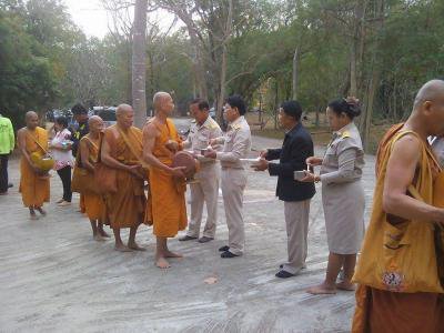 คณะผู้บริหาร สมาชิกสภา อบต.ภูหลวง ทำบุญตักบาตรงานปริวาสกรรม ที่ วัดปอแดง  ต.ภูหลวง  อ.ปักธงชัย  จ.นครราชสีมา
