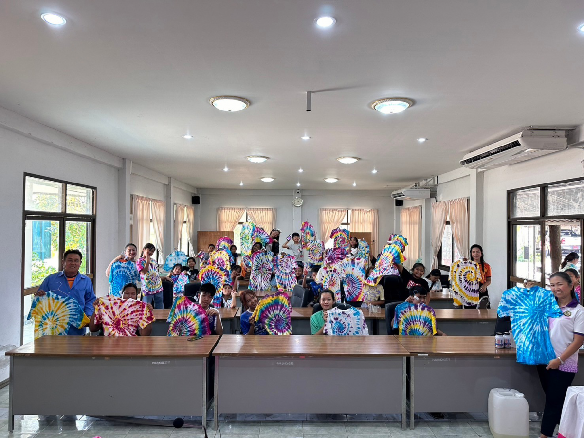 โครงการฝึกอบรมส่งเสริมอาชีพระยะสั้นตำบลภูหลวง ประจำปี 2567 กิจกรรม : เรียนรู้กระบวนการจัดกิจกรรมการทำเสื้อมัดย้อมสำหรับเด็กและเยาวชนตำบลภูหลวง