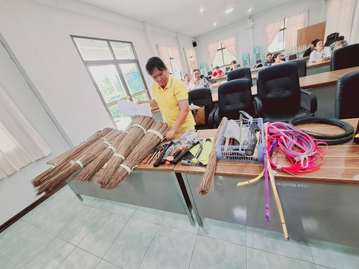 โครงการฝึกอาชีพผู้ด้อยโอกาสและคนพิการตำบลภูหลวงประจำปีงบประมาณ พ.ศ. 2567 (ทำไม้กวาด)