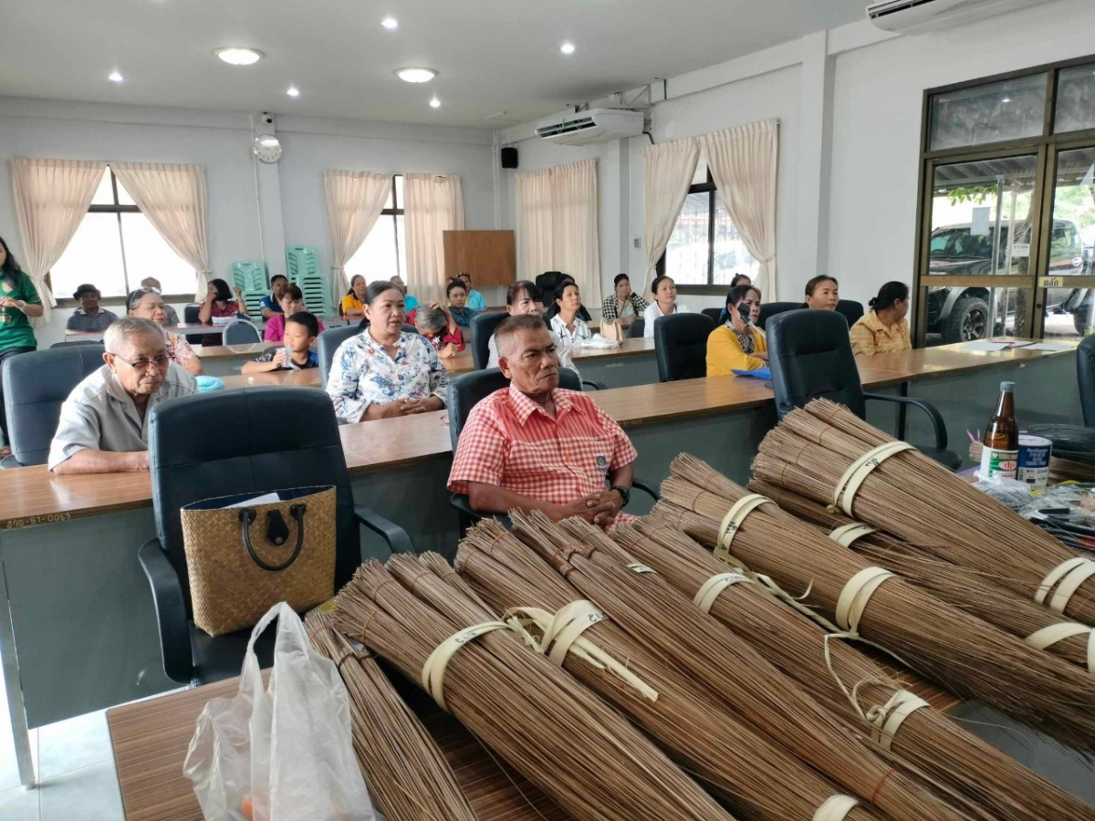 โครงการฝึกอาชีพผู้ด้อยโอกาสและคนพิการตำบลภูหลวงประจำปีงบประมาณ พ.ศ. 2567 (ทำไม้กวาด)